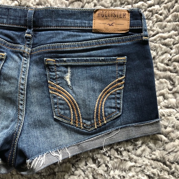 Hollister Medium/Dark Wash Distressed Short Shorts Size 3 - Picture 3 of 4